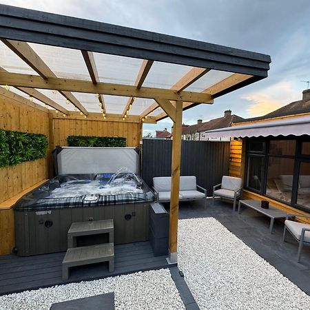 Wild & Free Hot Tub Retreat Lejlighed Dartford Eksteriør billede