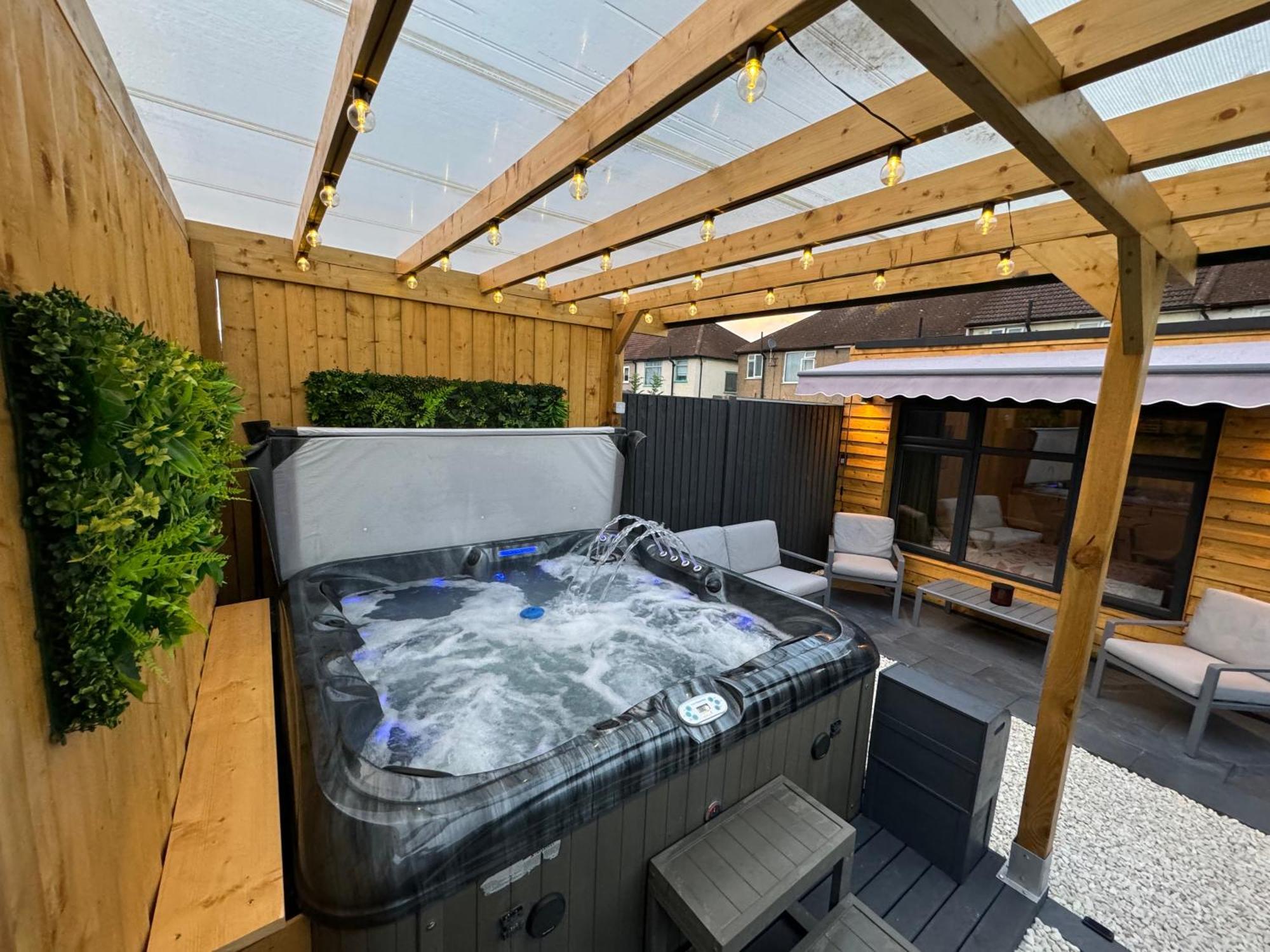 Wild & Free Hot Tub Retreat Lejlighed Dartford Eksteriør billede